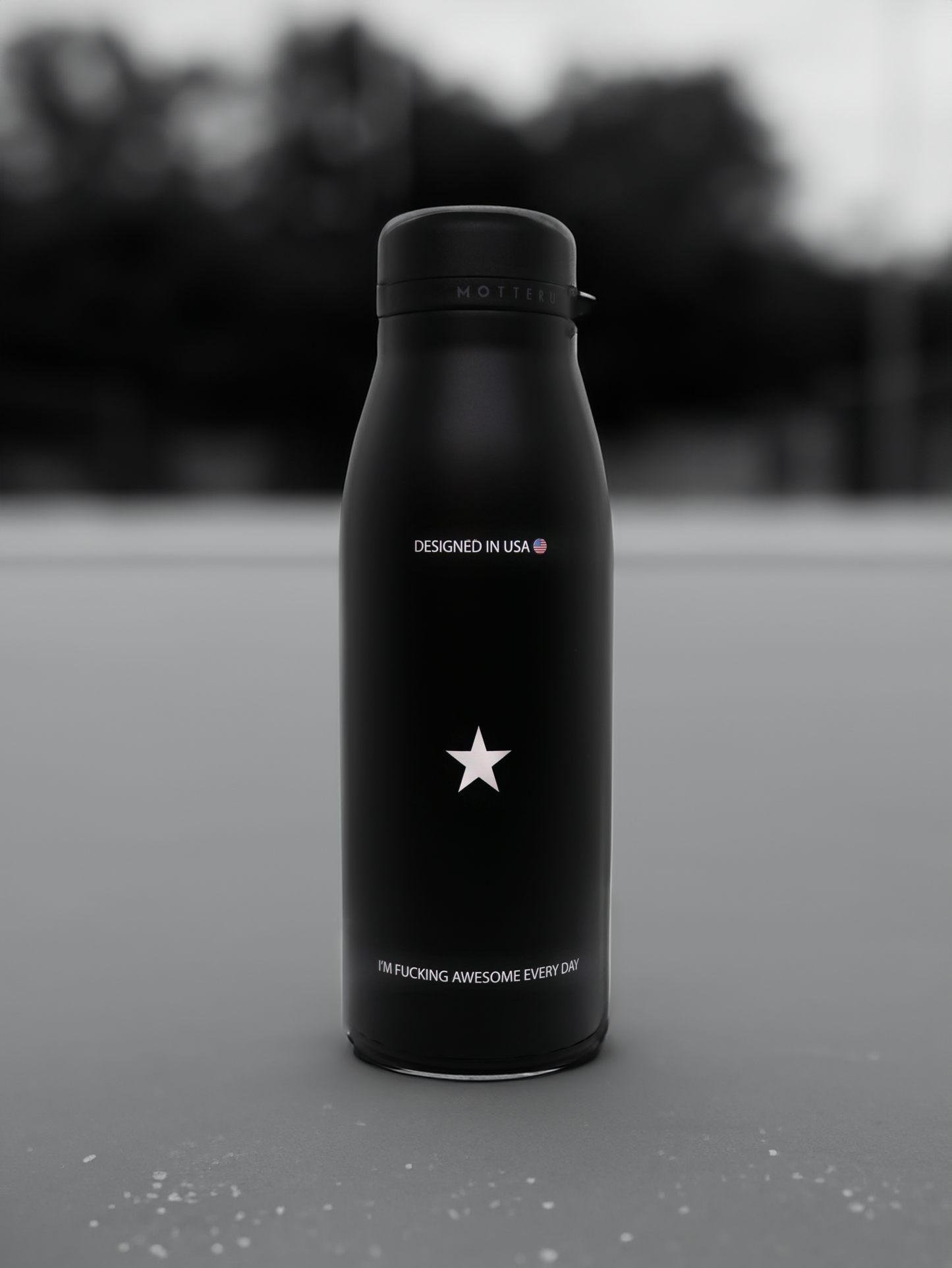 ブラックの断熱ボトル、白い星と「DESIGNED IN USA」の文字が特徴。